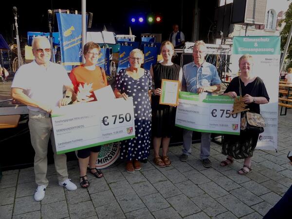 Bild vergrößern: v. l. n. r. Steffan Kraus und Birgit Hoffman (Forschungsgruppe Höhle und Karst Franken), Stellv. Landrätin Rosi Kraus, Hannah Dieter (Landratsamt Forchheim), Ludwig Endres und Klara Günther (Zukunftshaus Forchheim)