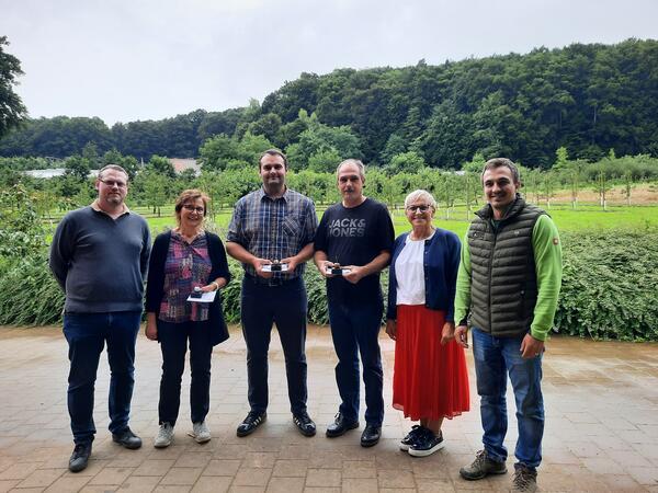 Bild vergrößern: v. l. n. r. Manuel Rauch, Geschäftsführer Obstgenossenschaft, Frau Heid, Wolfgang Meisel, Stefan Schüssel, stellvertretende Landrätin, Rosi Kraus und Jonas Maußner, Betriebsleiter Obstinformationszentrum Hiltpoltstein